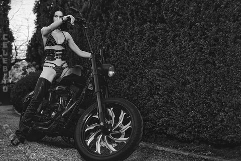 Irina Shayk nude photo 22