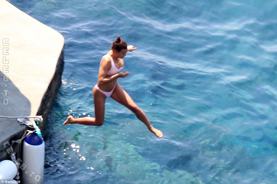 Irina Shayk nude photo 4