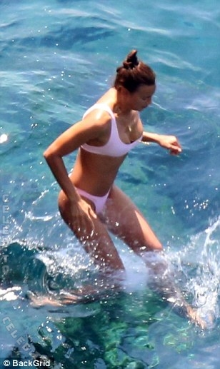 Irina Shayk nude photo 27