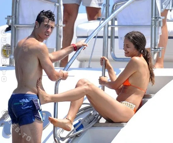 Irina Shayk nude photo 9