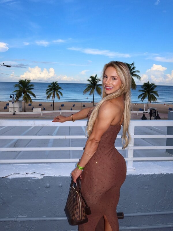 Isa Pereira nude photo 6