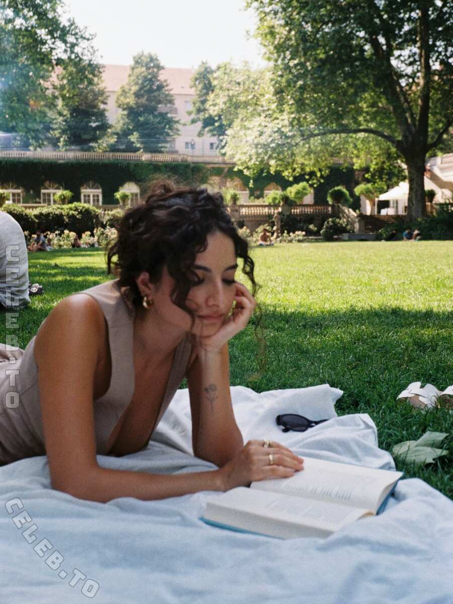 Ischtar Isik nude photo 5