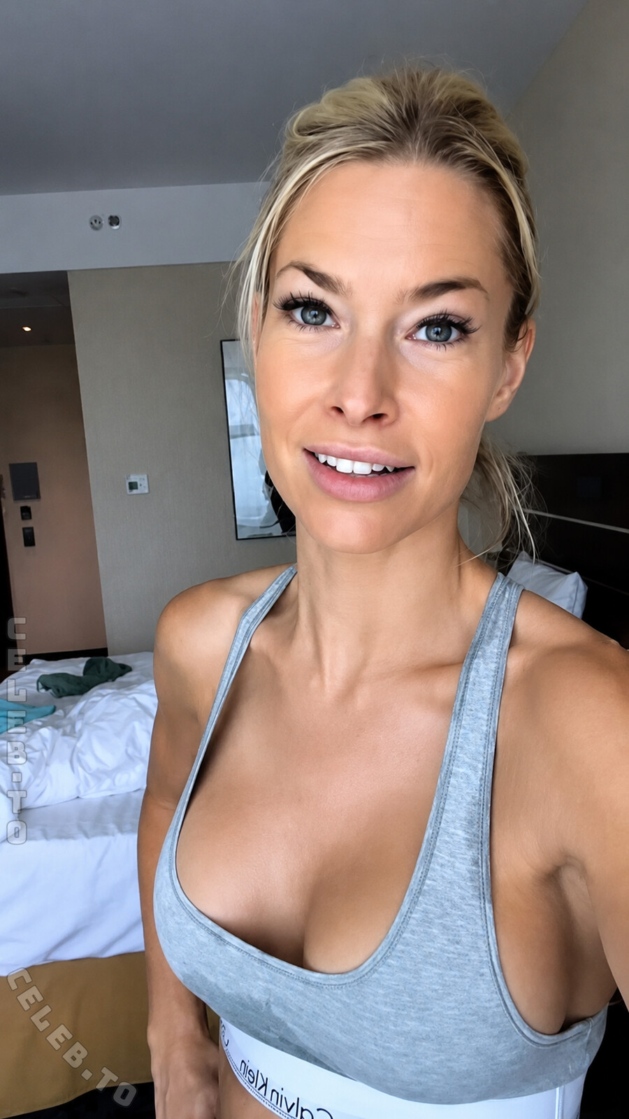 Isi Glück nude photo 2