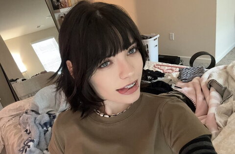 isizzly nude photo 1