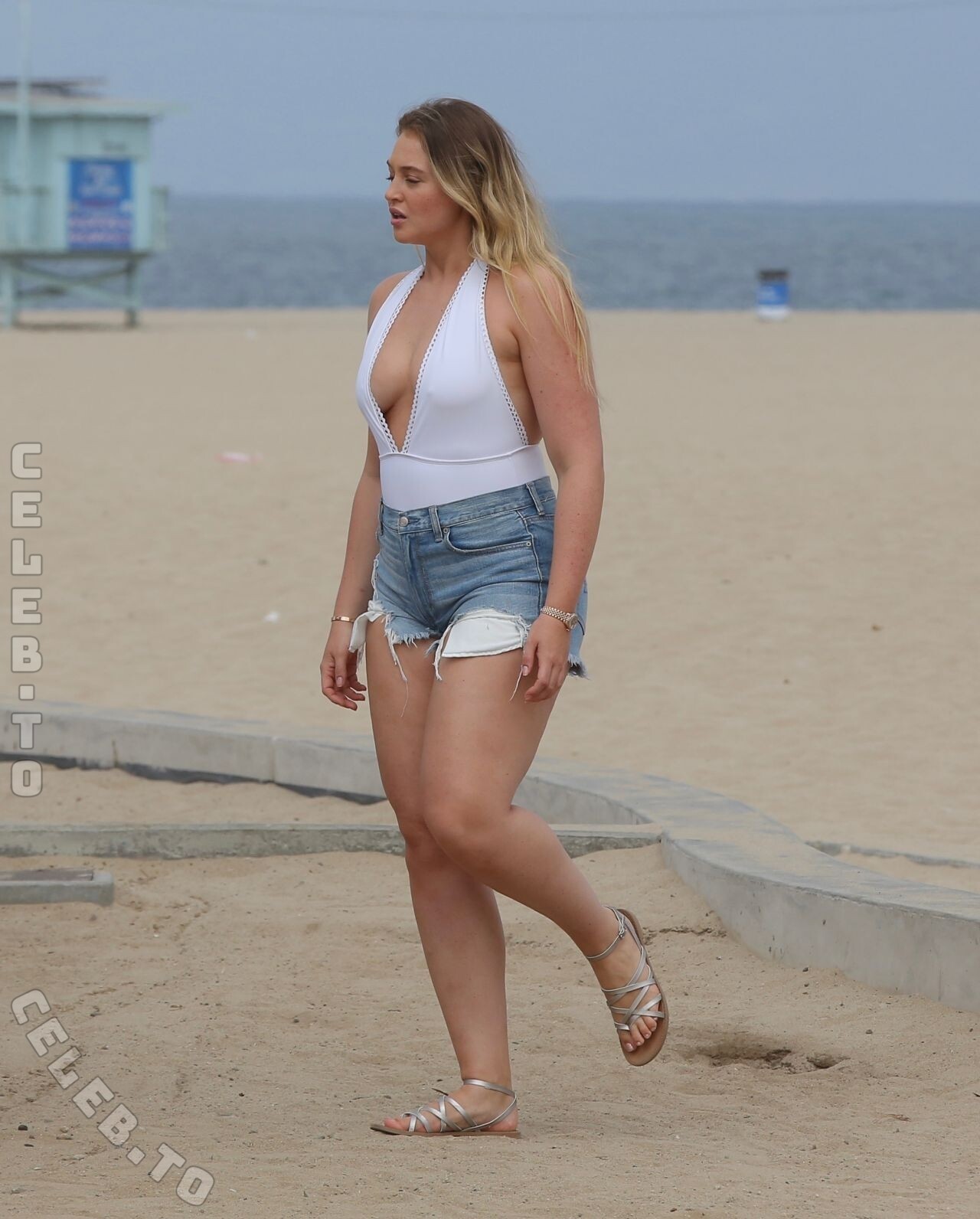 Iskra Lawrence nude photo 1