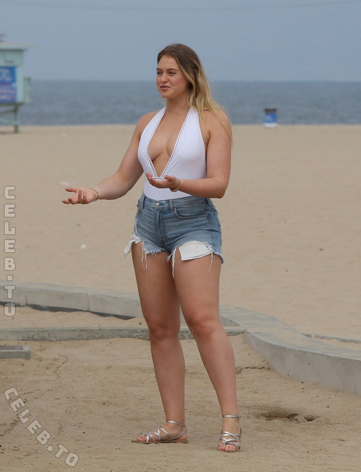 Iskra Lawrence nude photo 2