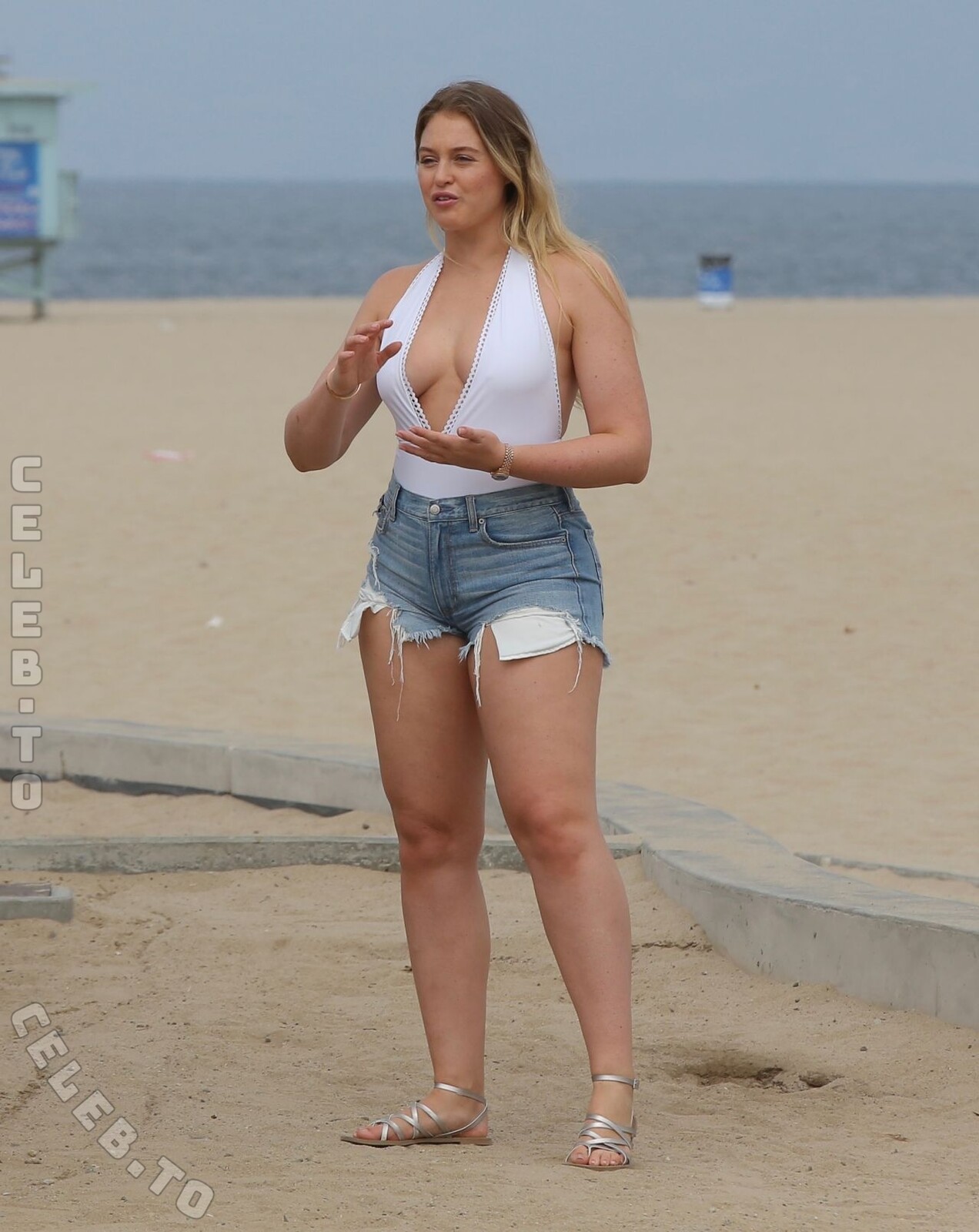 Iskra Lawrence nude photo 3