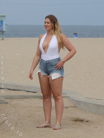 Iskra Lawrence nude photo 65