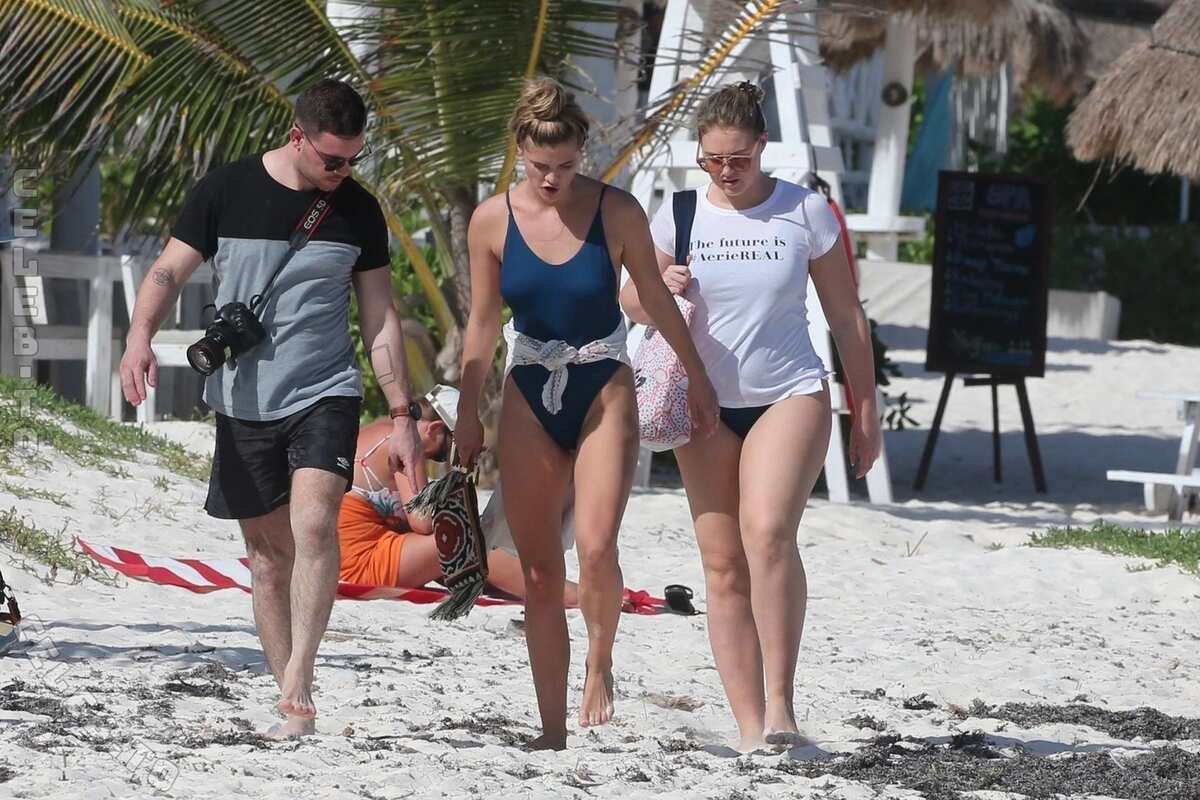 Iskra Lawrence nude photo 9