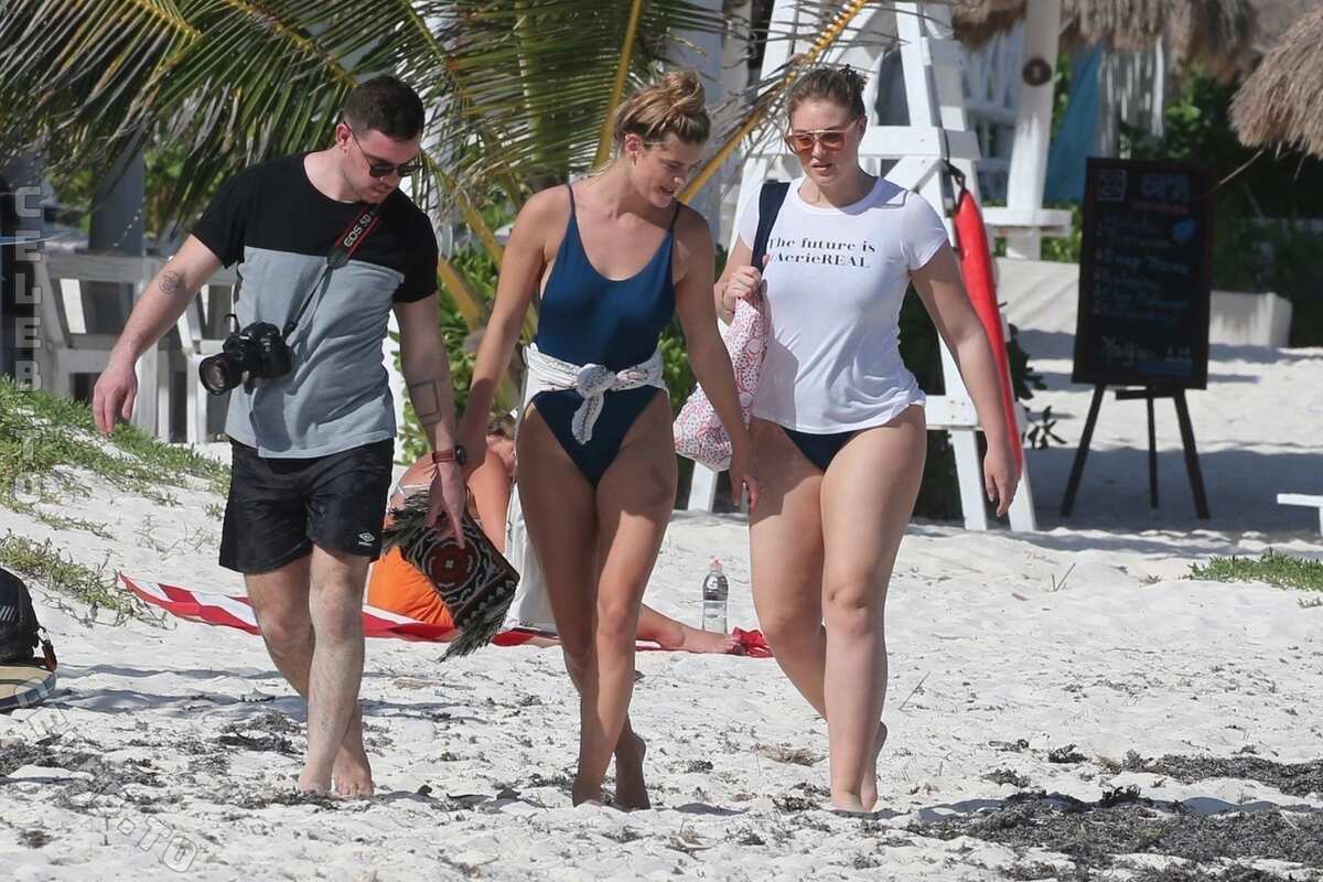 Iskra Lawrence nude photo 10