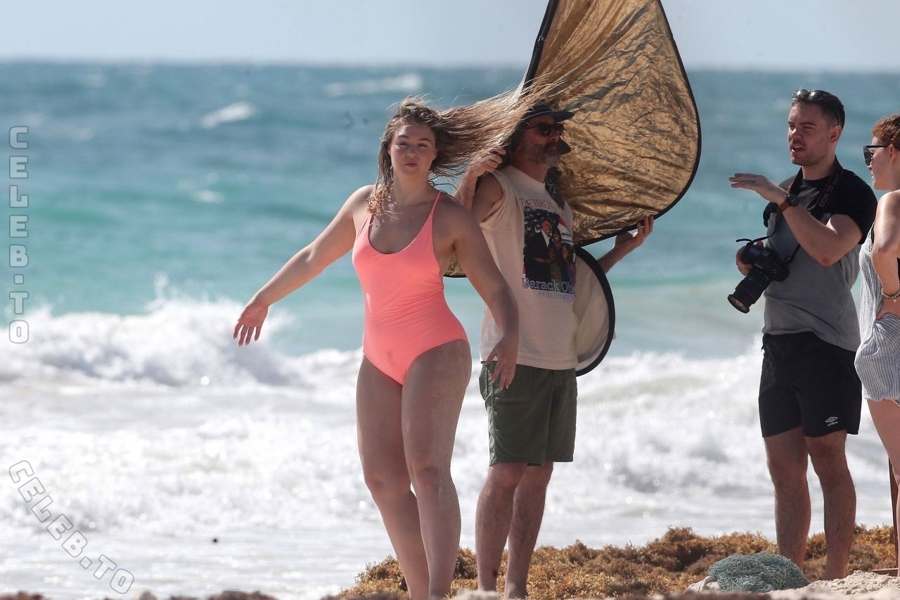 Iskra Lawrence nude photo 9