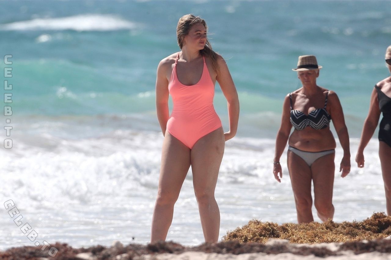 Iskra Lawrence nude photo 11