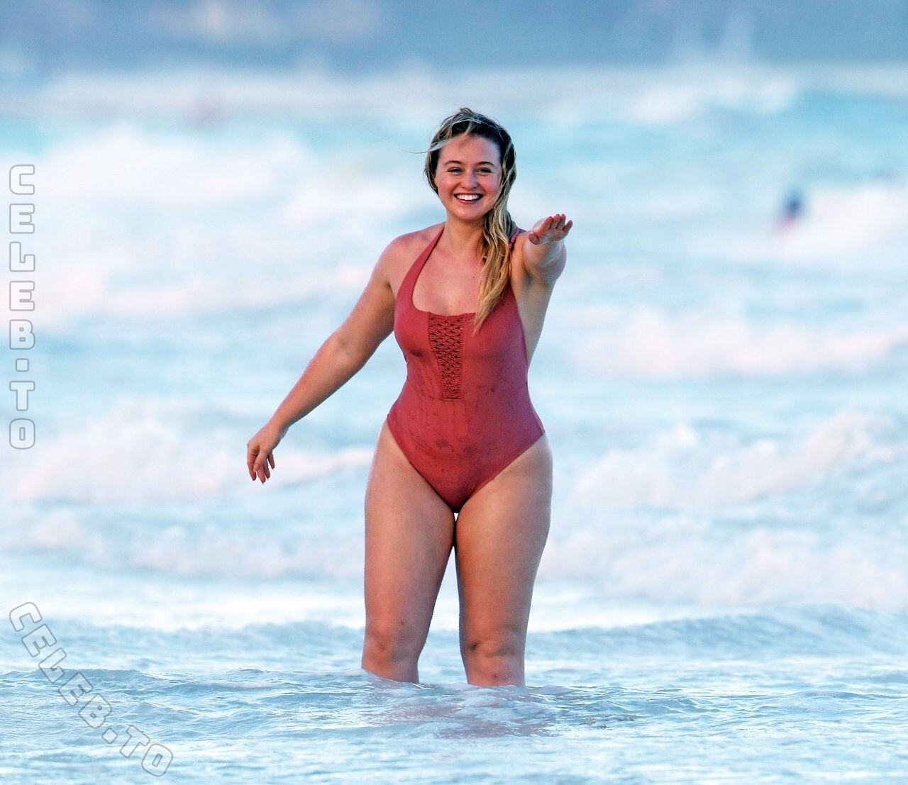 Iskra Lawrence nude photo 9