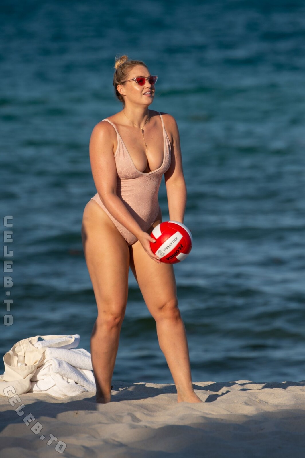 Iskra Lawrence nude photo 6