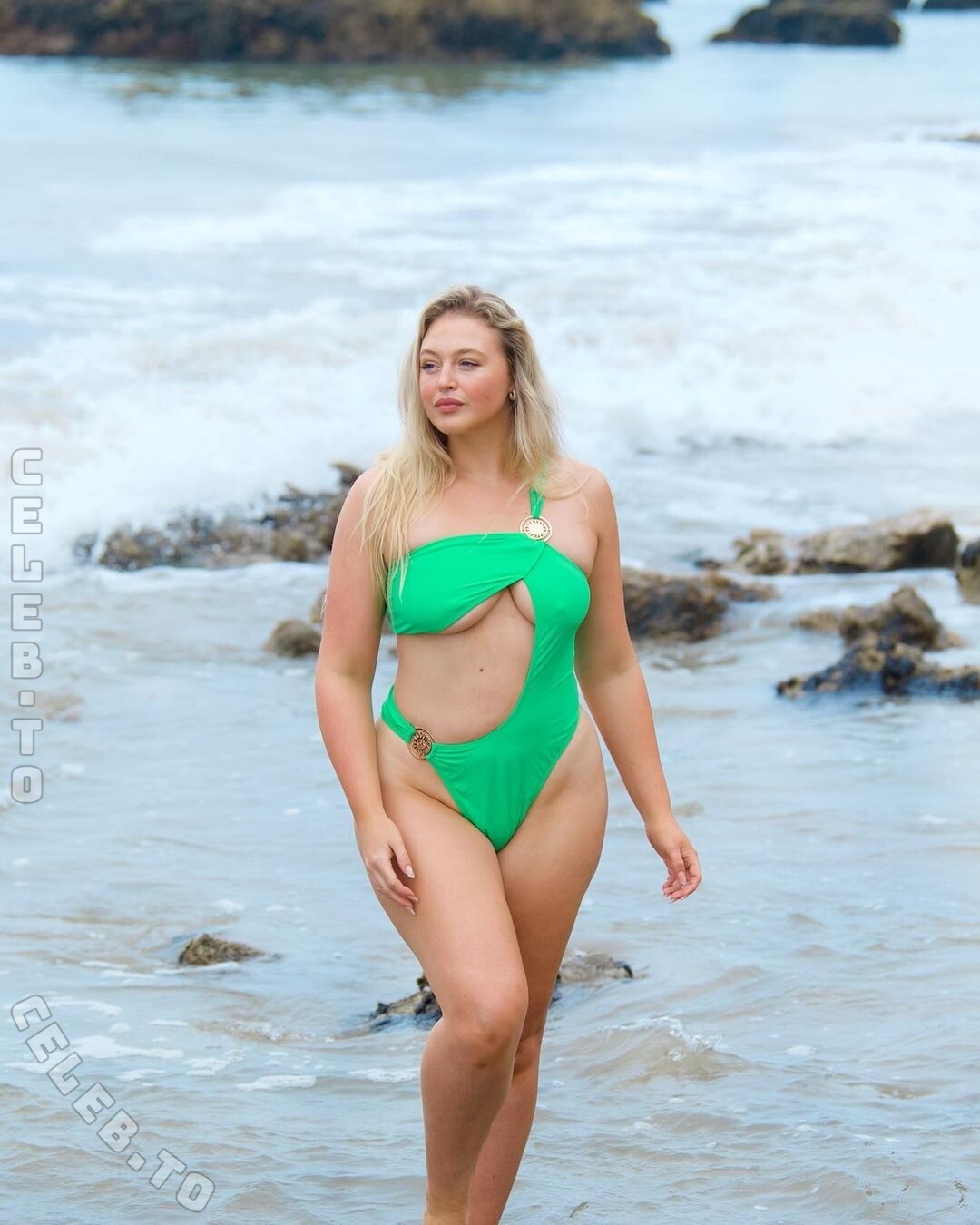 Iskra Lawrence nude photo 2