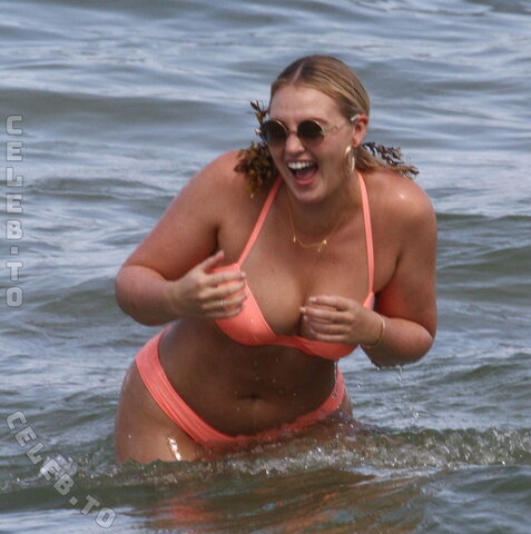 Iskra Lawrence nude photo 4