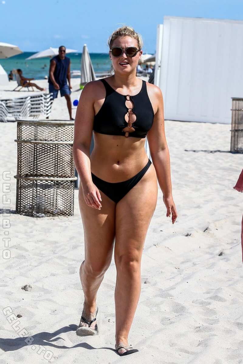 Iskra Lawrence nude photo 3