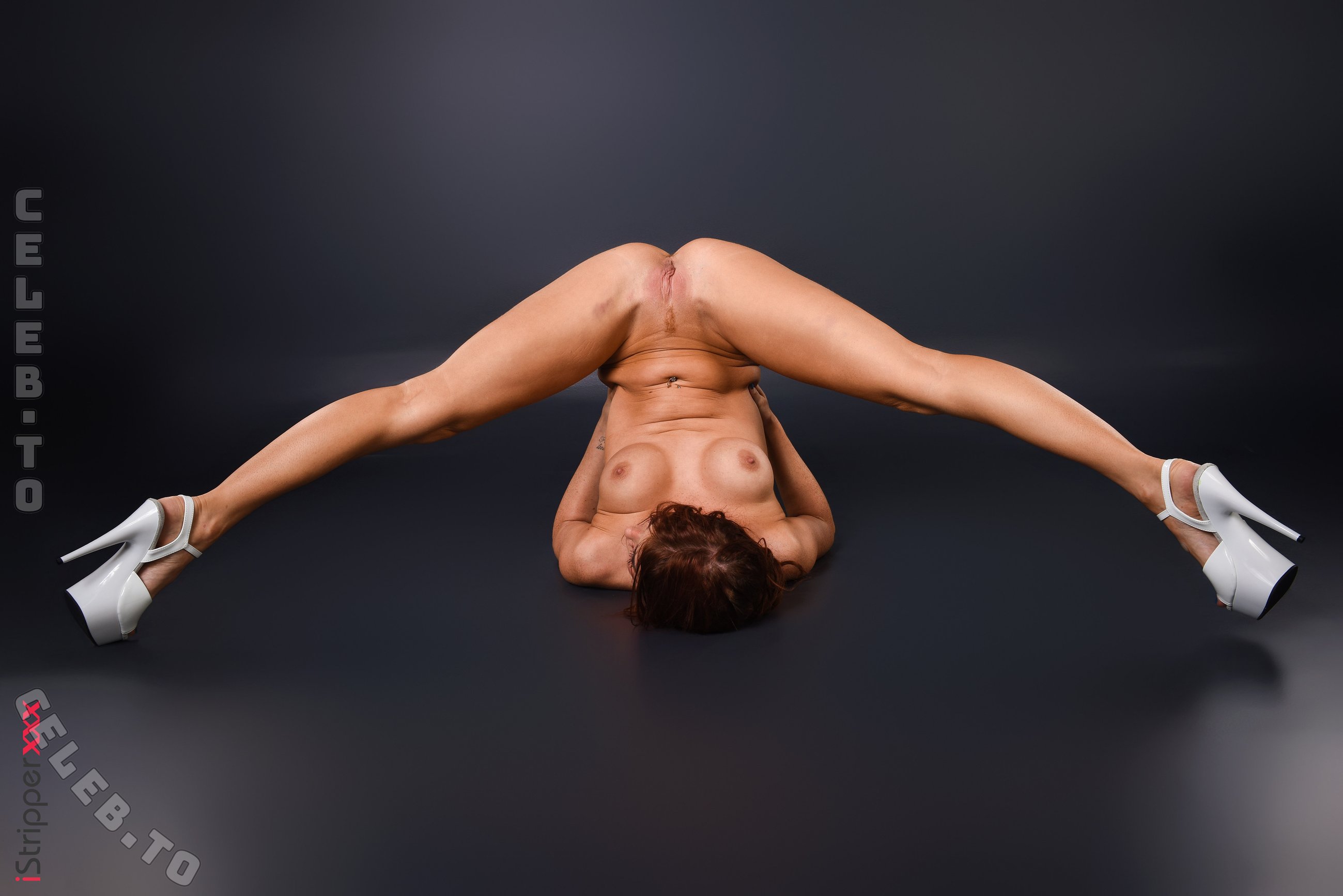 iStripper nude photo 8
