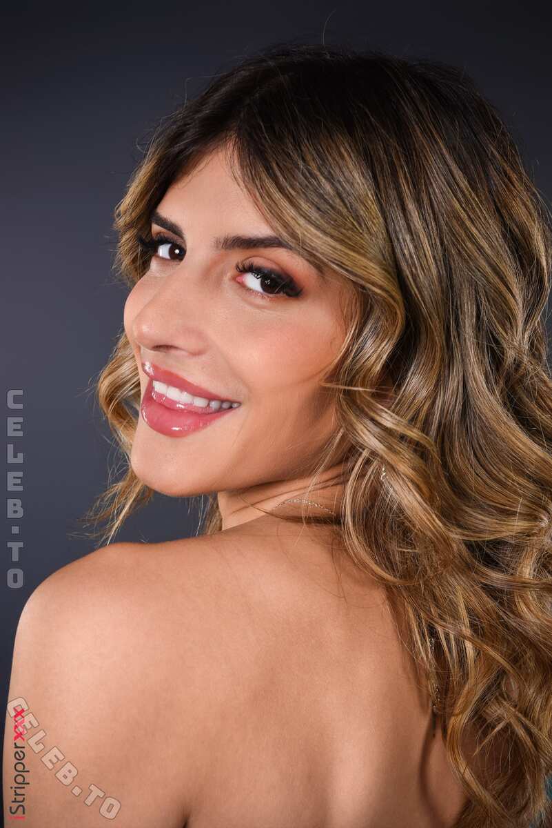 iStripper nude photo 3