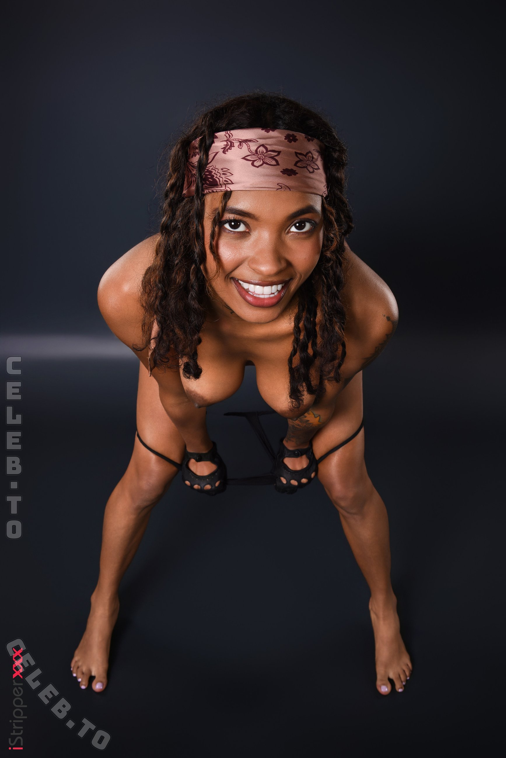 iStripper nude photo 8