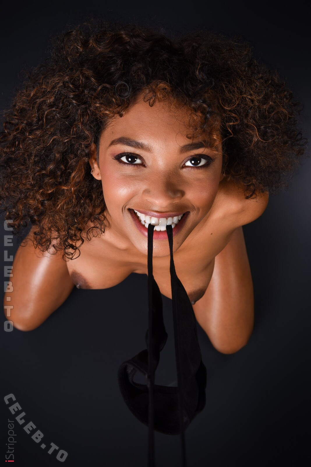iStripper nude photo 11