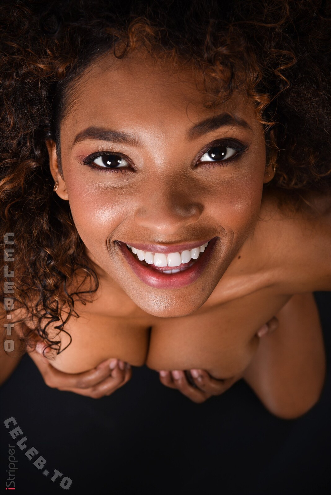 iStripper nude photo 12