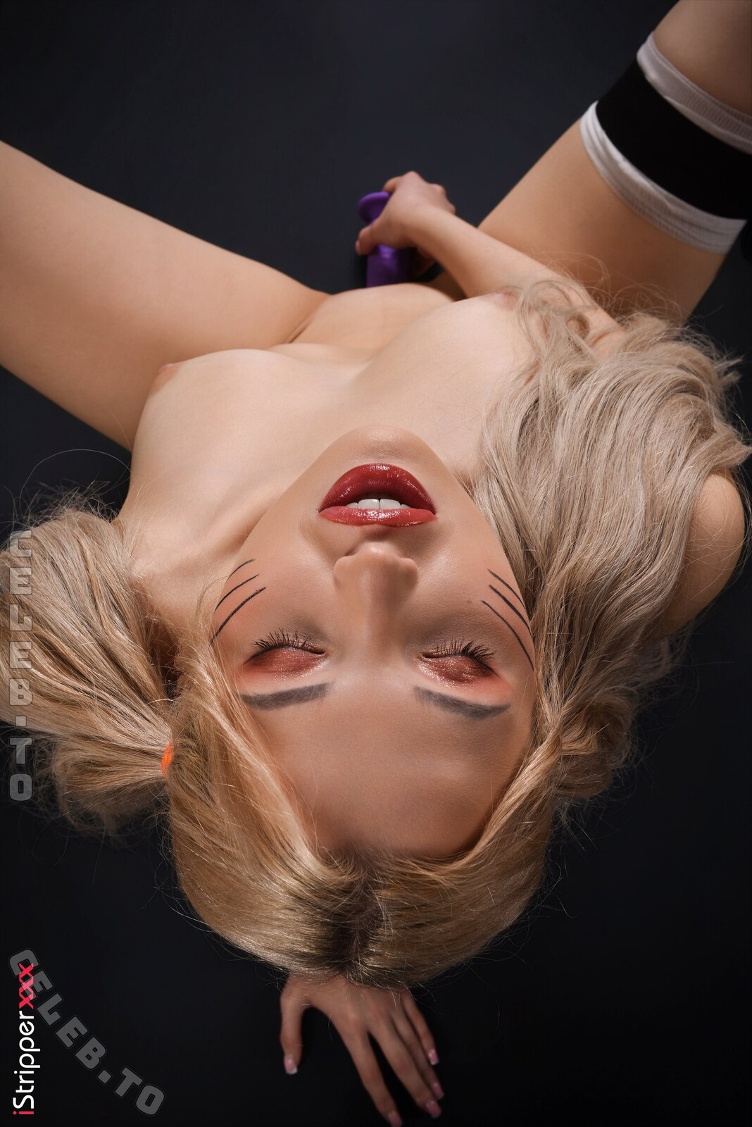 iStripper nude photo 10