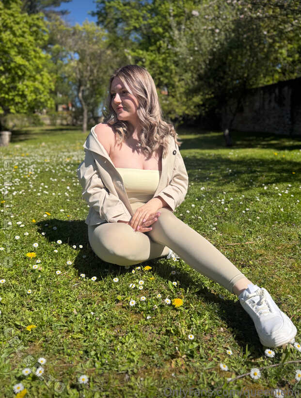 itz.leni nude photo 1