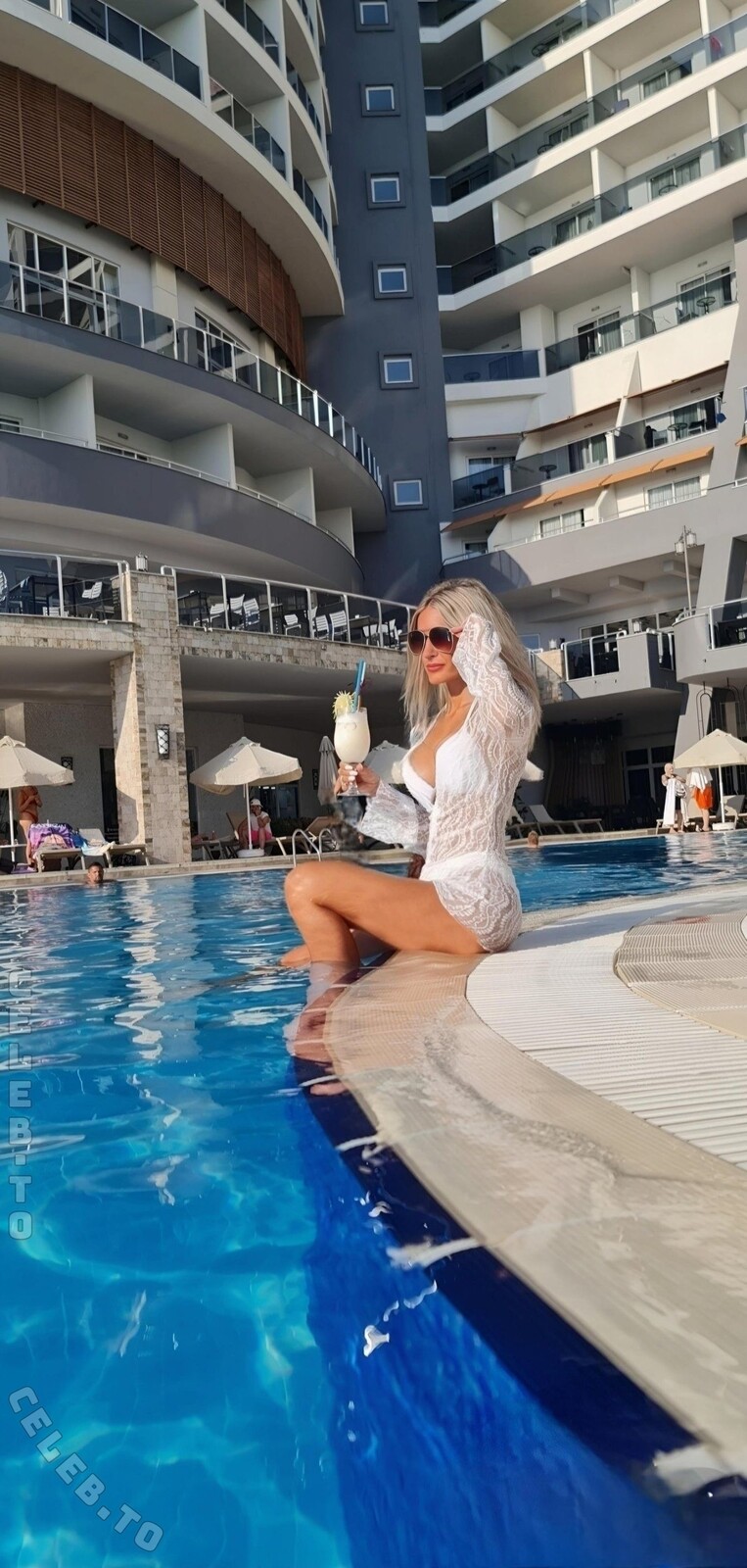 Iva Blondie nude photo 1