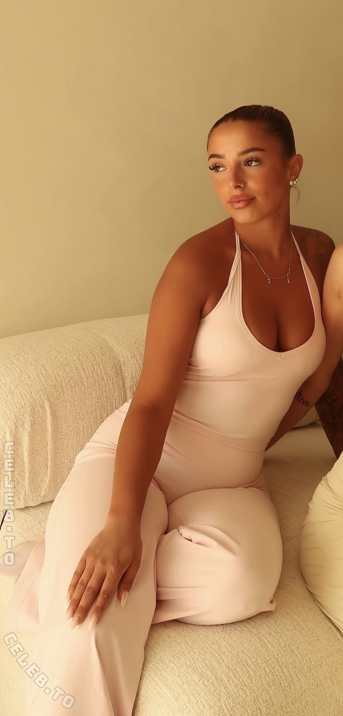 Ivana.nvr nude photo 2