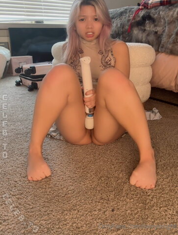 IvoryxNight – Vibrator while sitting