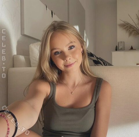 Izaandelle nude photo 4