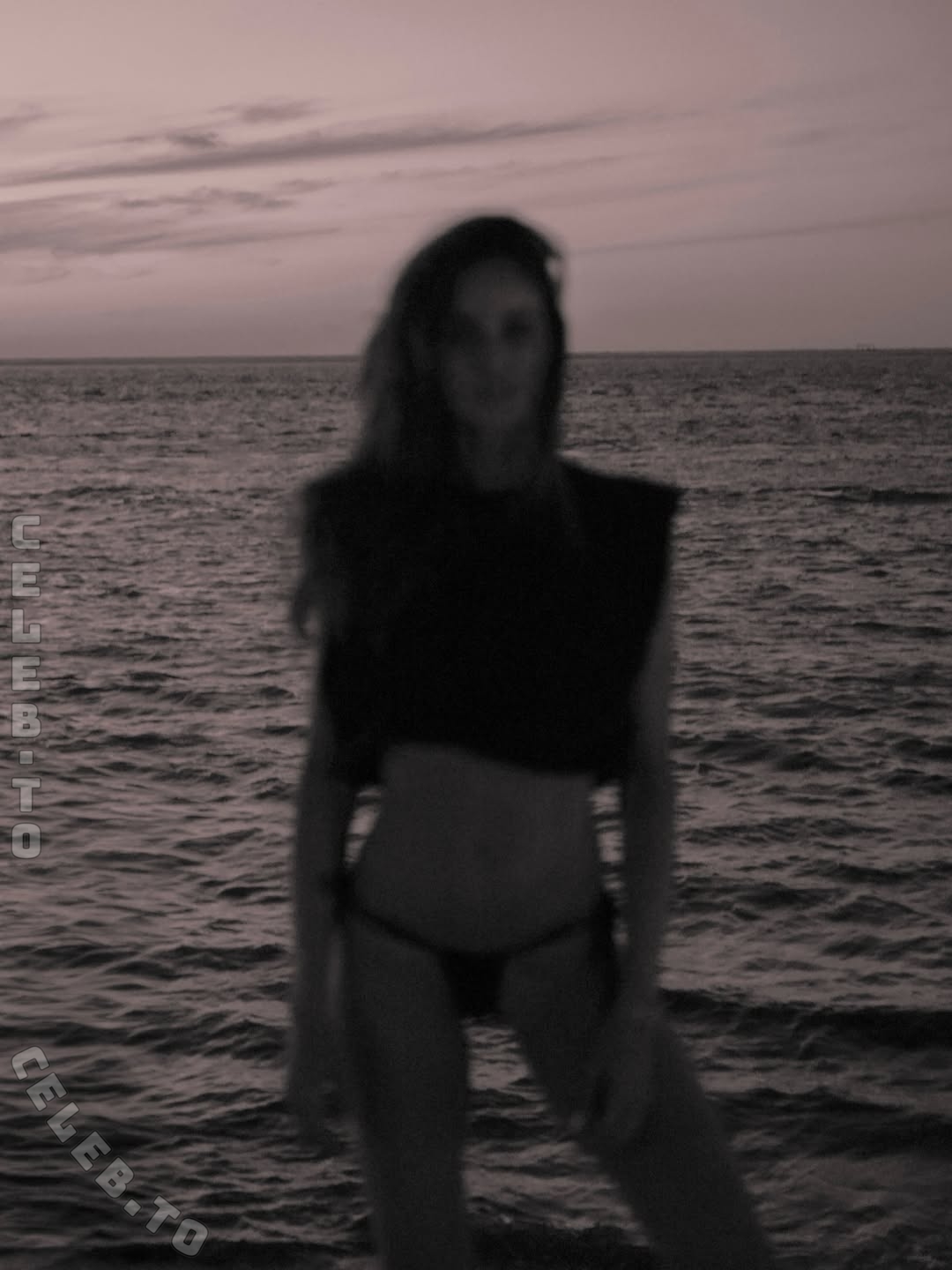 Izabel Goulart nude photo 2