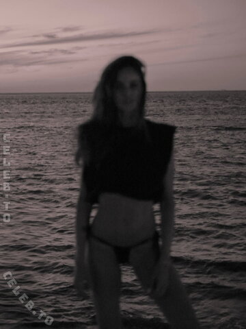 Izabel Goulart nude photo 39