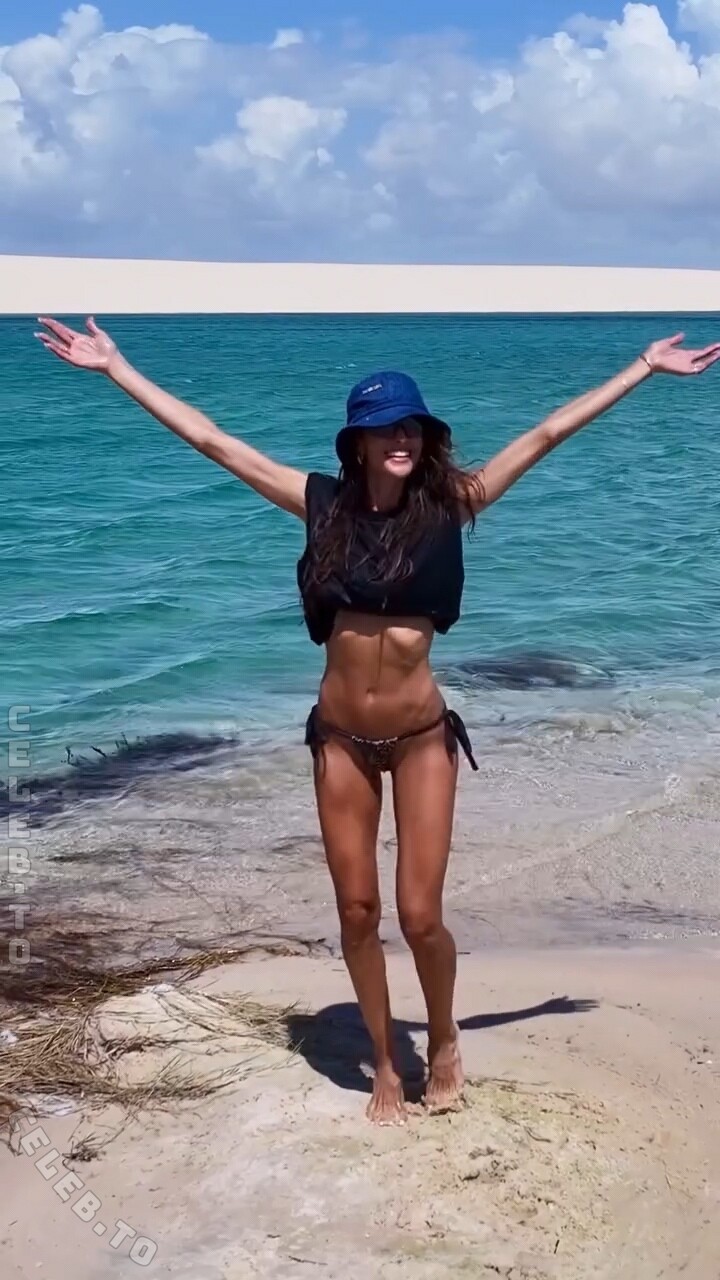 Izabel Goulart nude photo 8