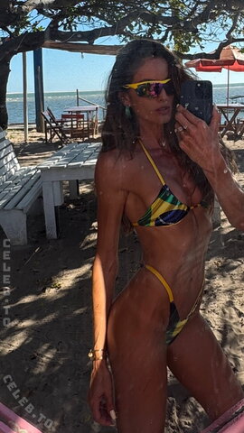 Izabel Goulart nude photo 27
