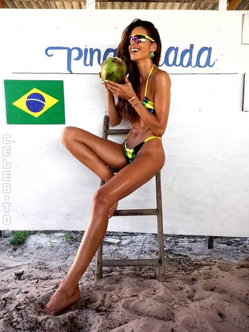 Izabel Goulart nude photo 23