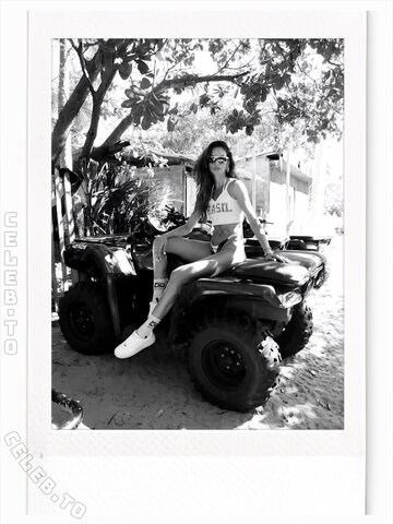 Izabel Goulart nude photo 19