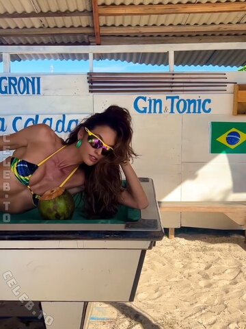 Izabel Goulart nude photo 15