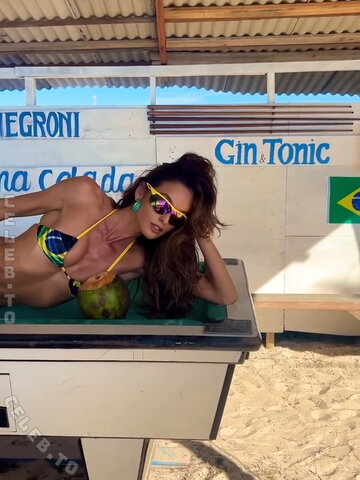 Izabel Goulart nude photo 14