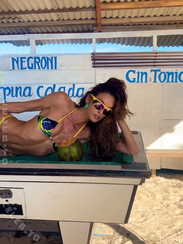 Izabel Goulart nude photo 13
