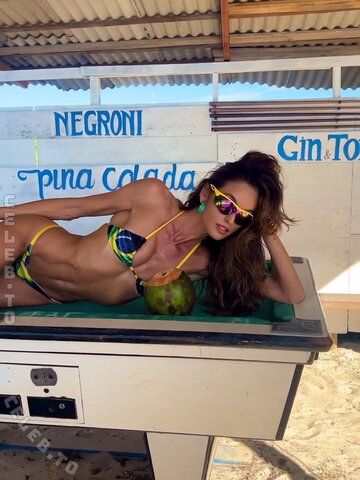 Izabel Goulart nude photo 12