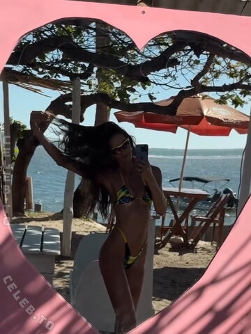 Izabel Goulart nude photo 10