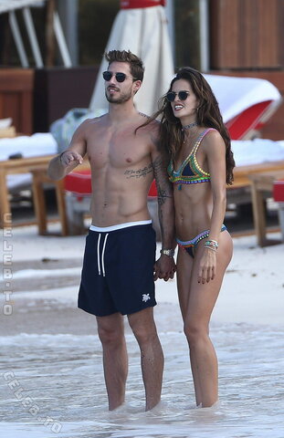 Izabel Goulart photo 5