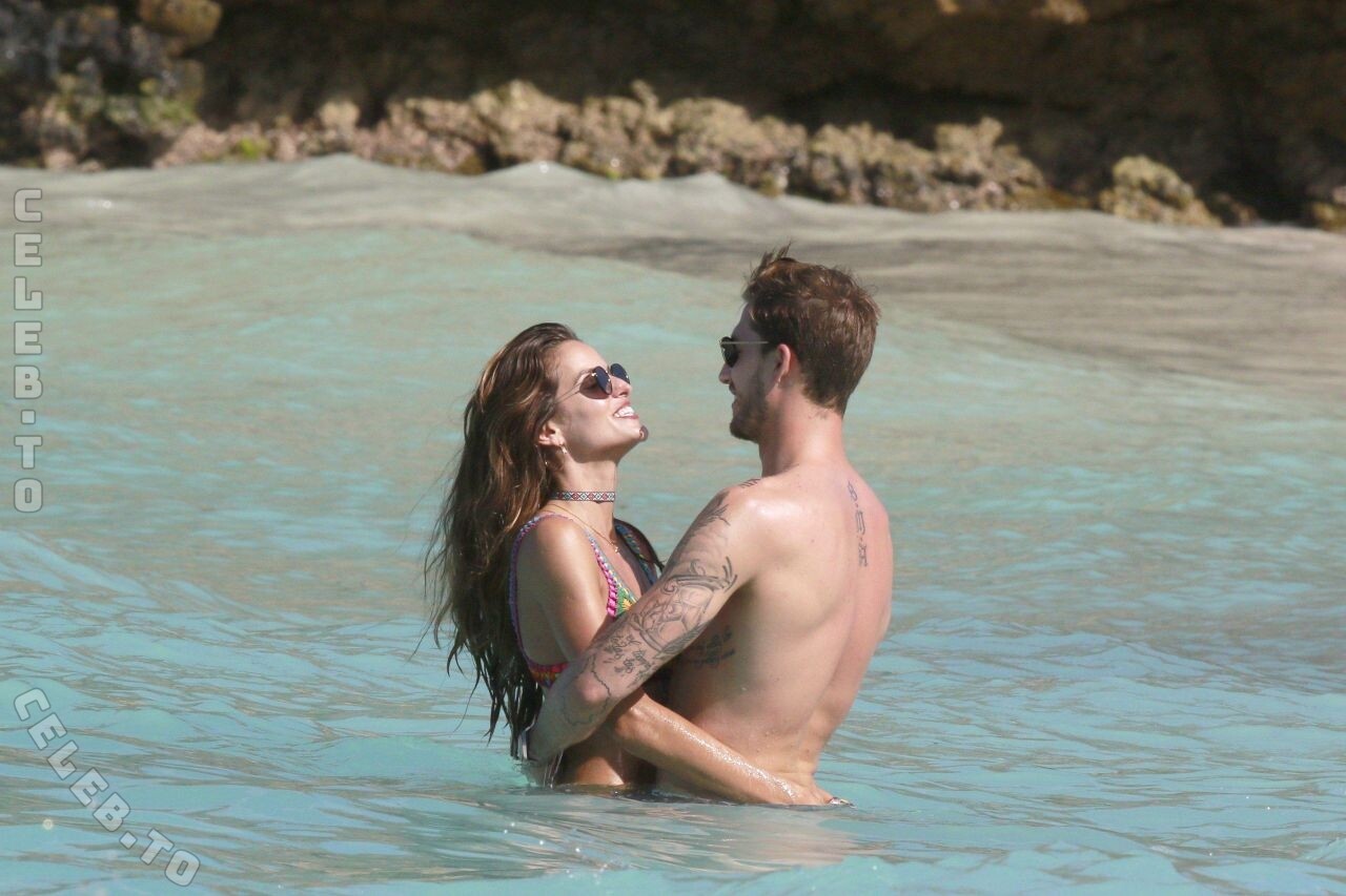 Izabel Goulart nude photo 10