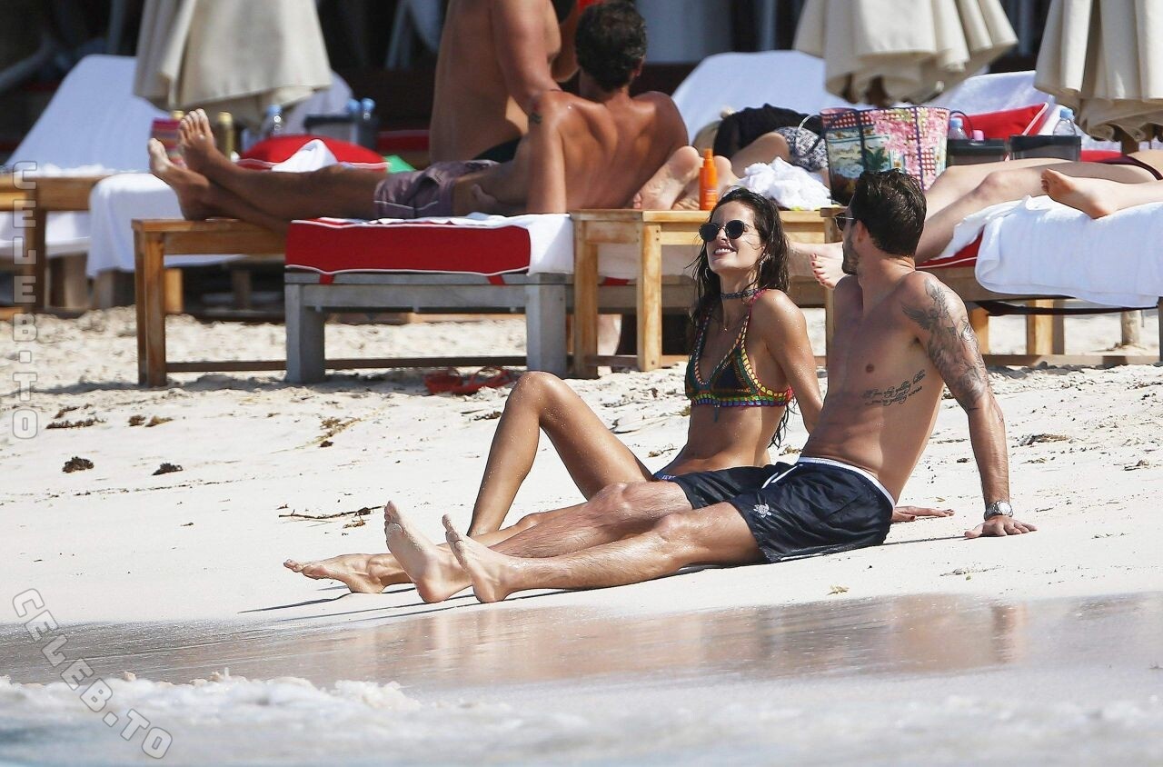 Izabel Goulart nude photo 14