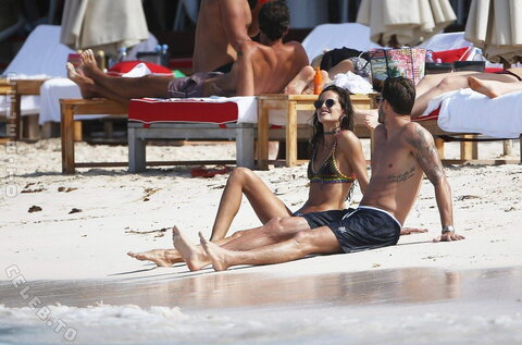 Izabel Goulart nude photo 32