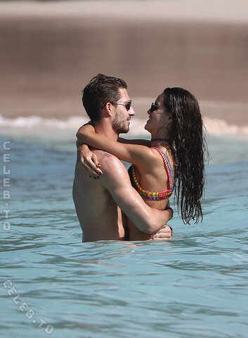Izabel Goulart nude photo 31