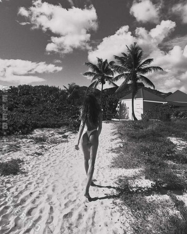 Izabel Goulart nude photo 13