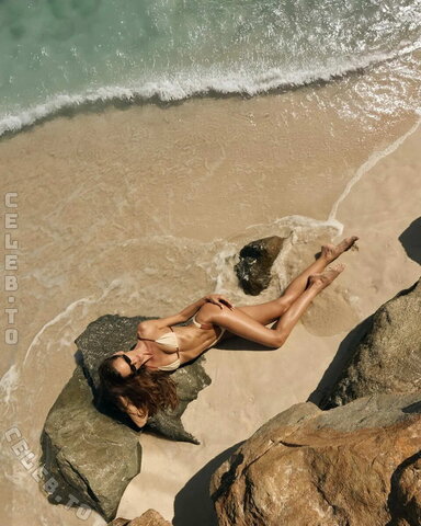 Izabel Goulart nude photo 12